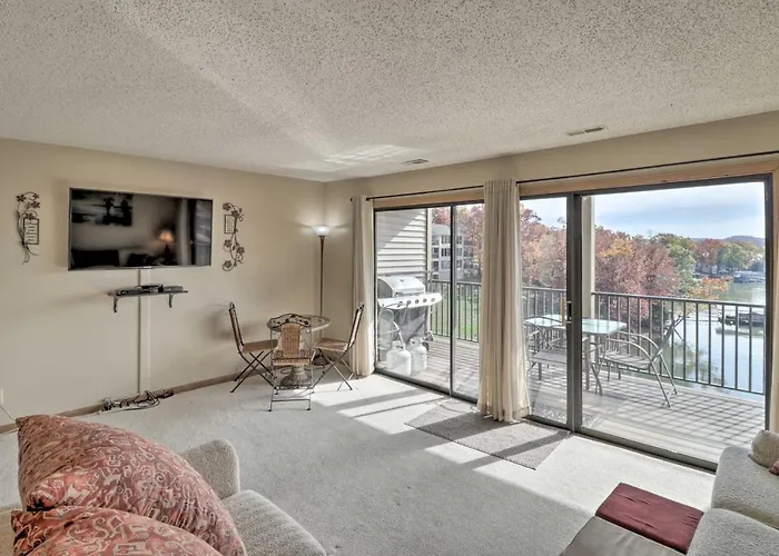 Lake Ozark Condo With Pool And Fishing Docks!